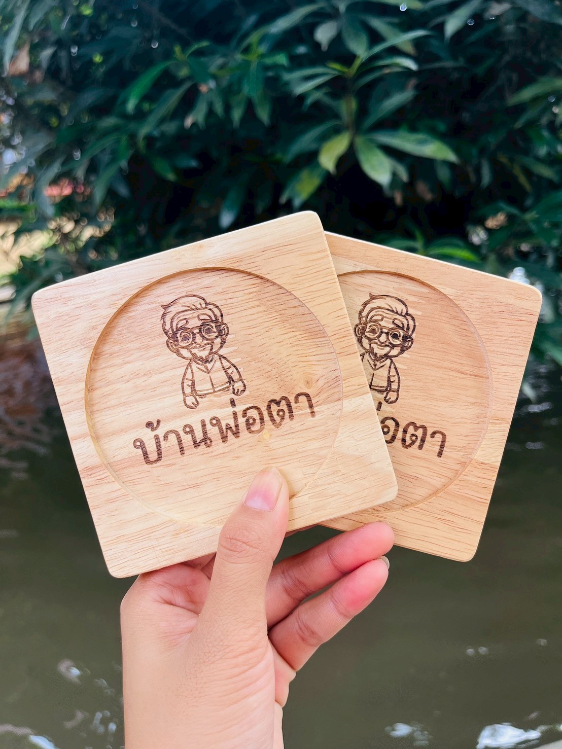 ที่รองแก้ว จานรองแก้ว ไม้ยางพารา แบบเหลี่ยม ขนาด10ซม. งานเลเซอร์