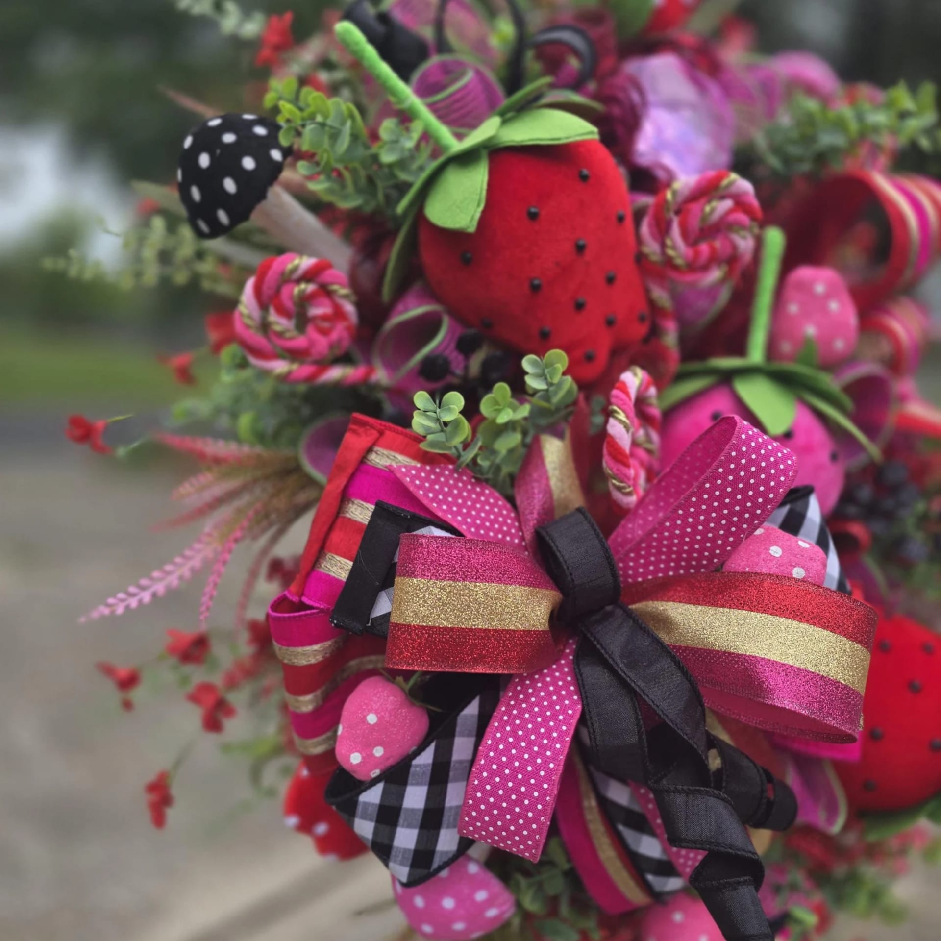 XL Strawberry Wreath, photograph 2