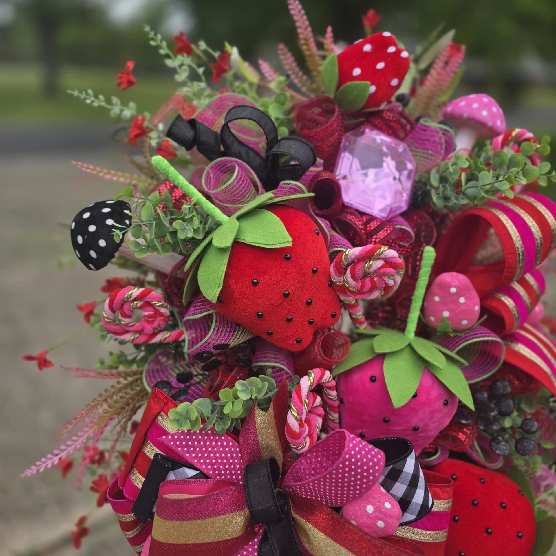 XL Strawberry Wreath, photograph 4