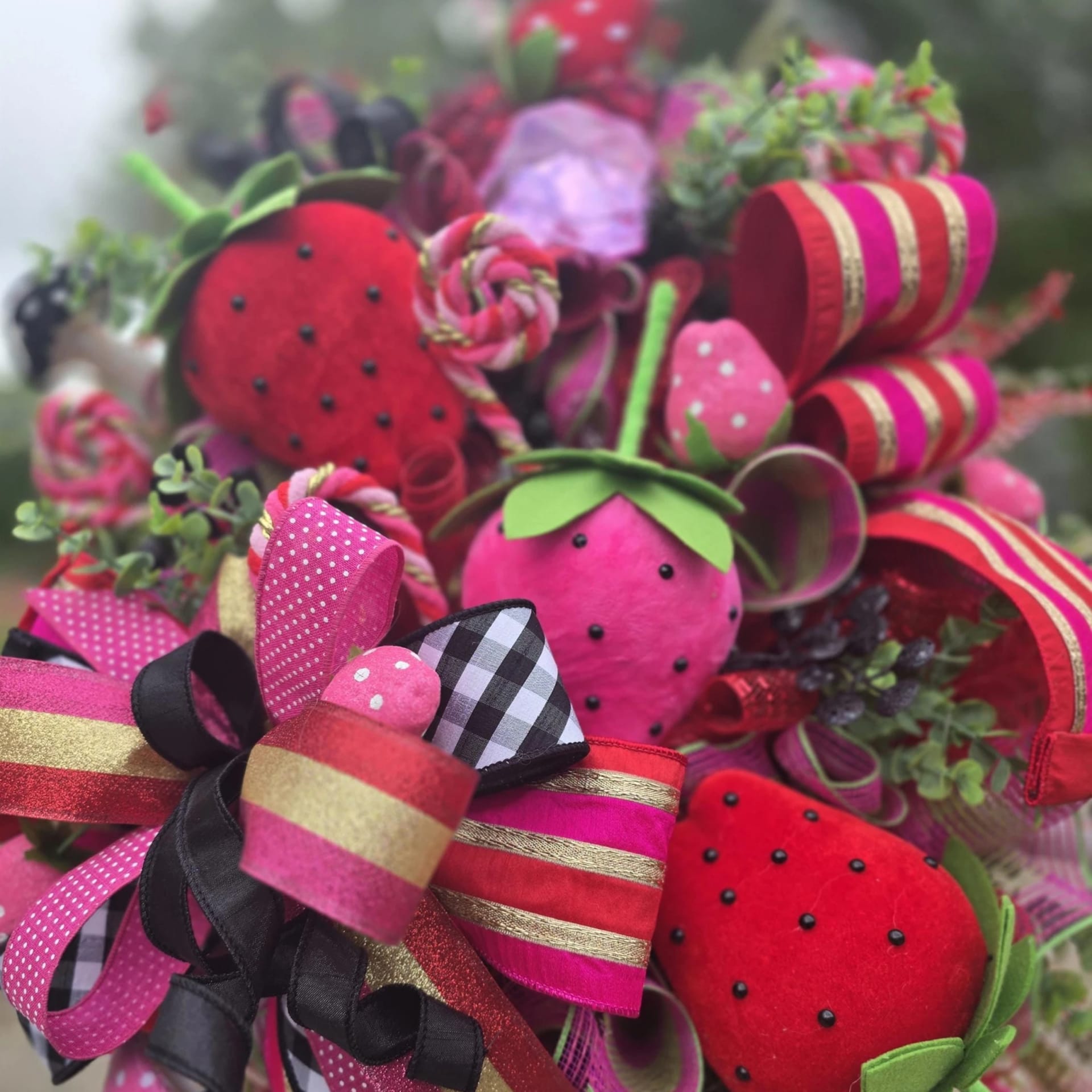XL Strawberry Wreath, photograph 6