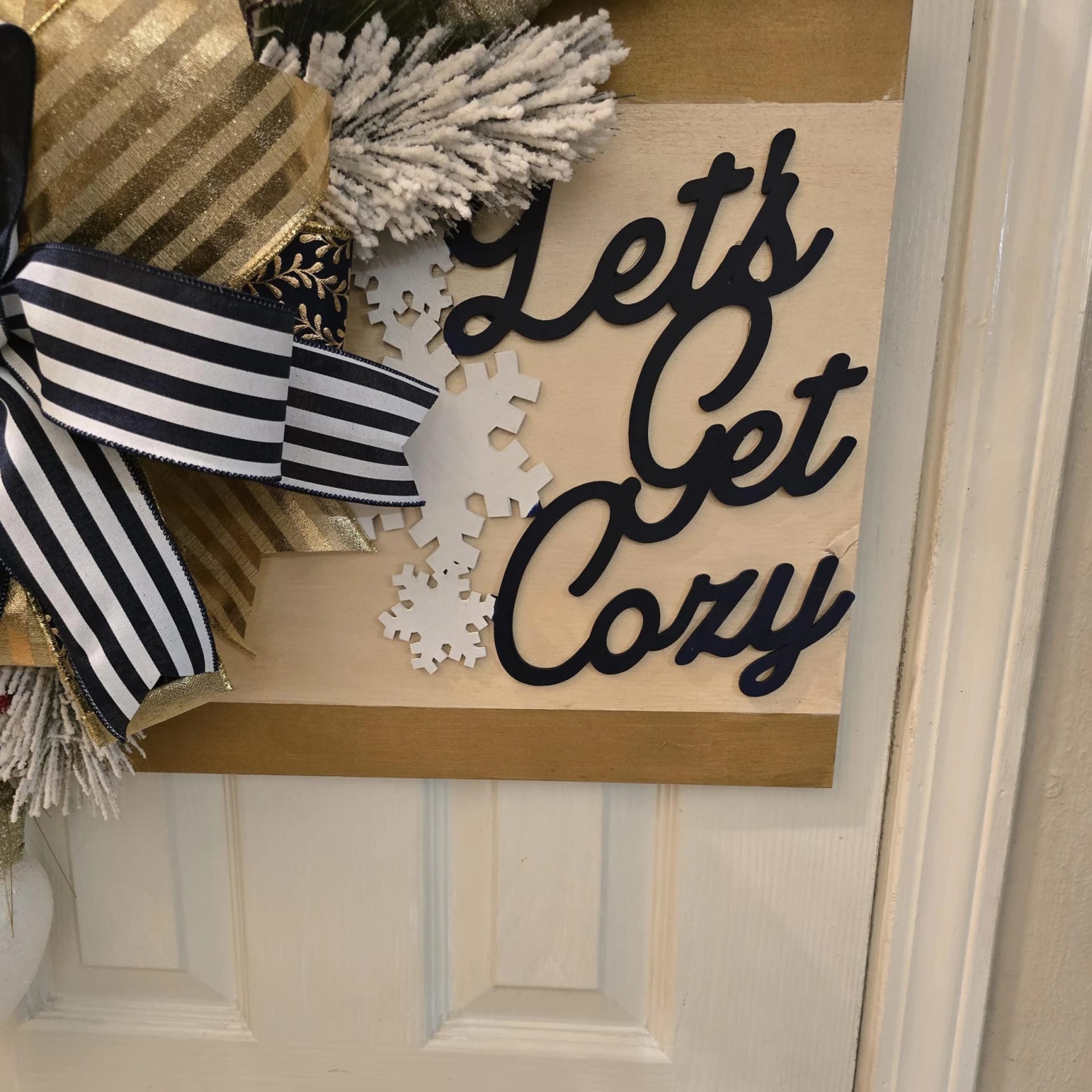 Let’s Get Cozy Christmas Door Hanger, photograph 3