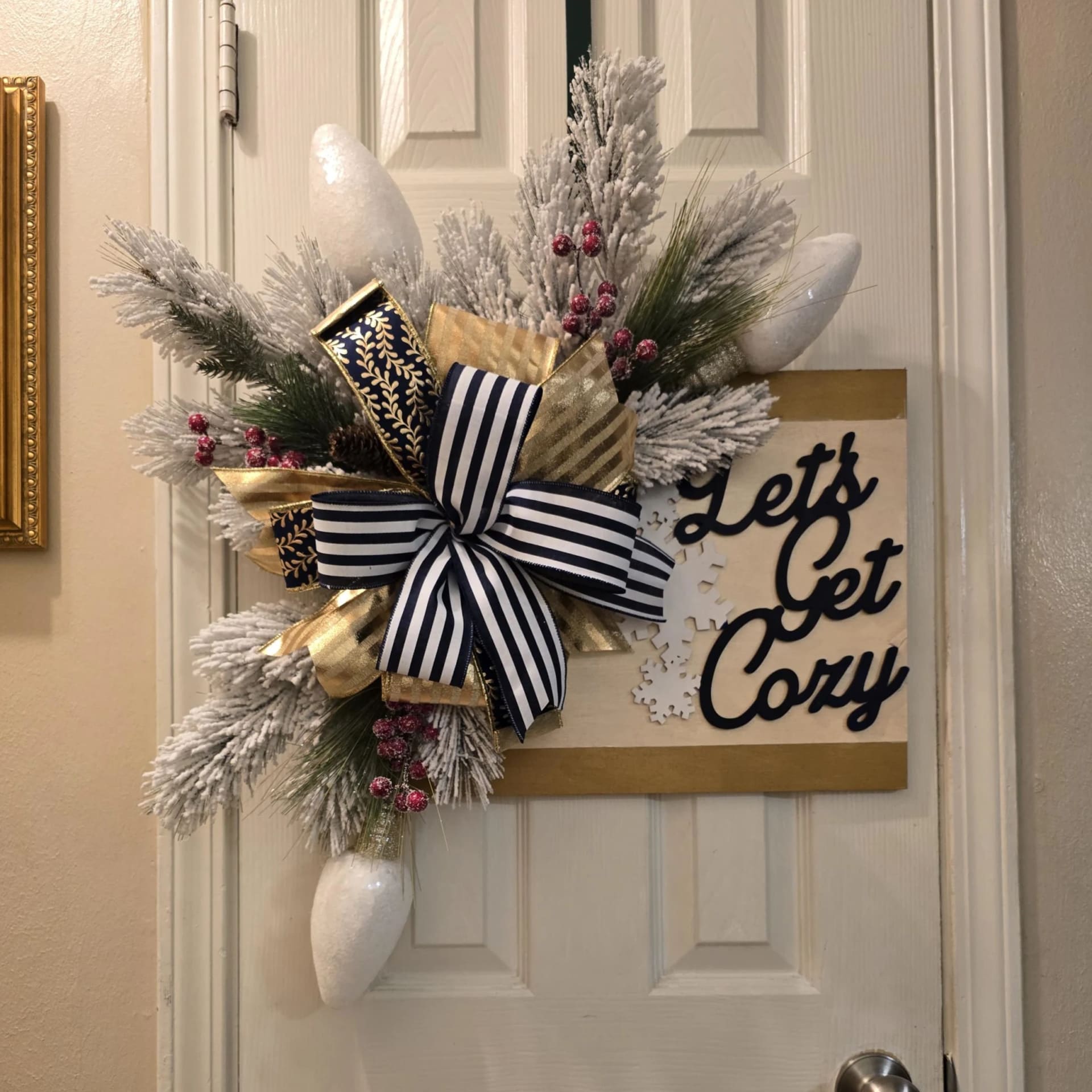 Let’s Get Cozy Christmas Door Hanger, photograph 4