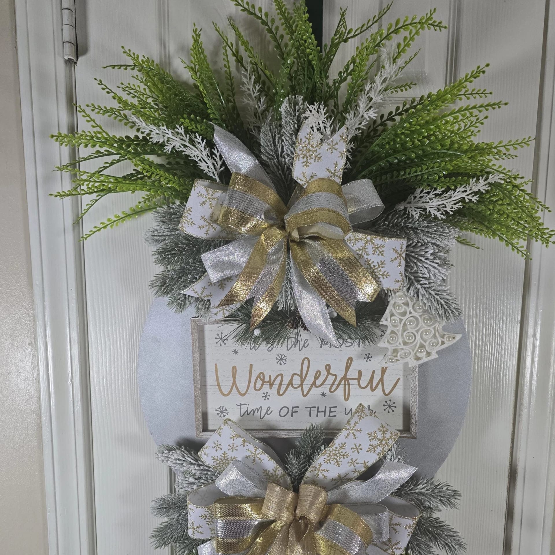 Silver & Gold Christmas Door Hanger, photograph 2
