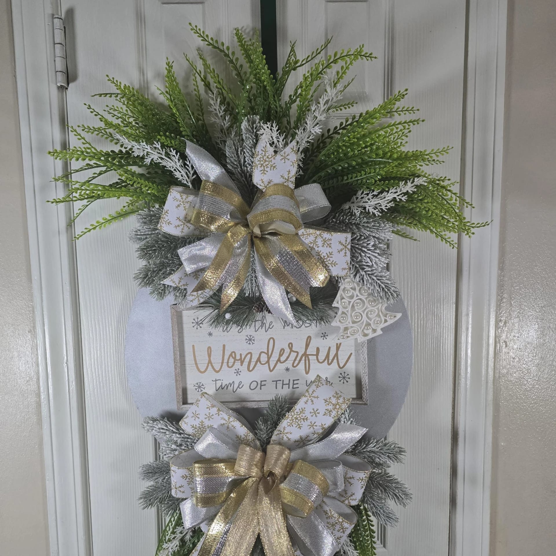 Silver & Gold Christmas Door Hanger, photograph 3