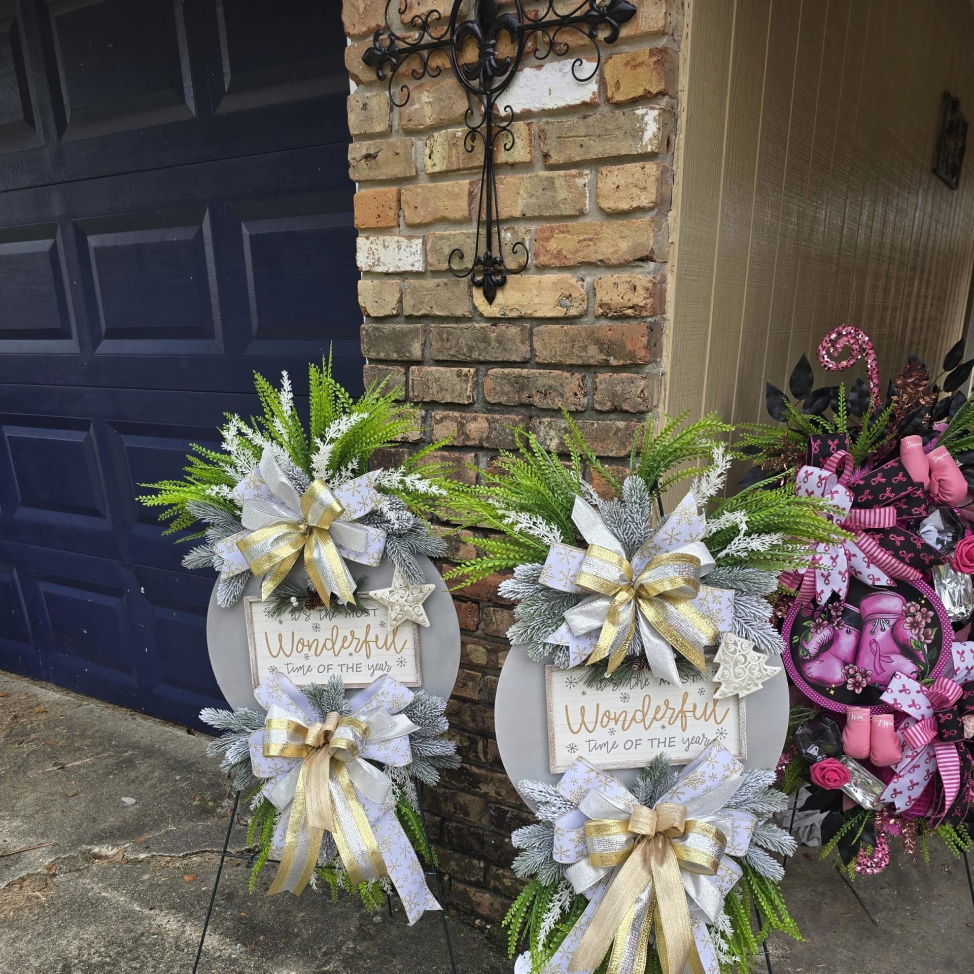 Silver & Gold Christmas Door Hanger, photograph 4