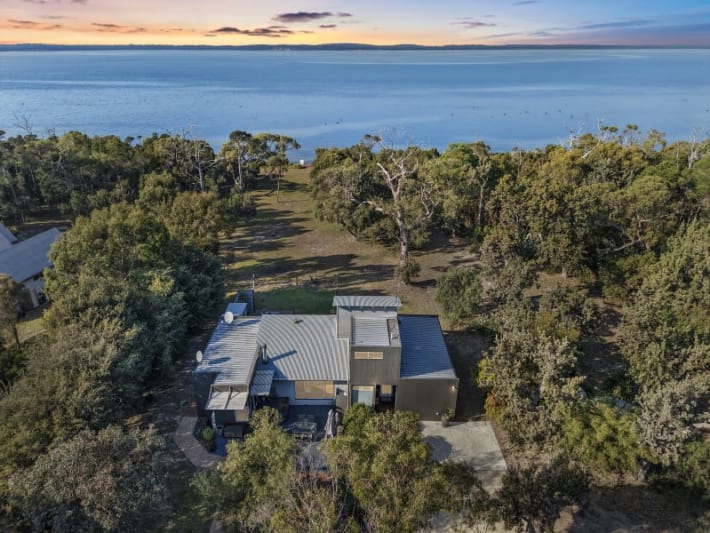 A Hidden Retreat on the Edge of the Lake