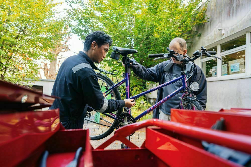 Affiche ou photo de Atelier vélo : apprentissage à l'auto-réparation et stand de sécurité routière