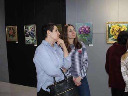 В музее работает выставка Наталии Шинкоренко. Ее картины призывают любить жизнь