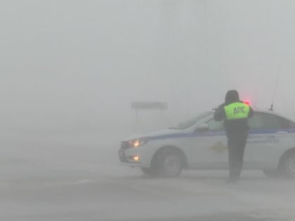 Нулевая видимость на дорогах и улетевшие светофоры: снежный ураган разгулялся на Ямале