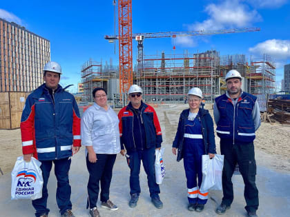 Единороссы Нового Уренгоя поздравили строителей с профессиональным праздником