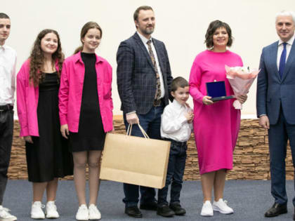 Ноябрянкам вручили награды ко Дню матери