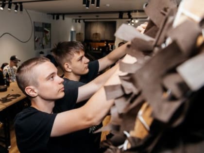 В волонтерском центре Ноябрьска плетут маскировочные сети