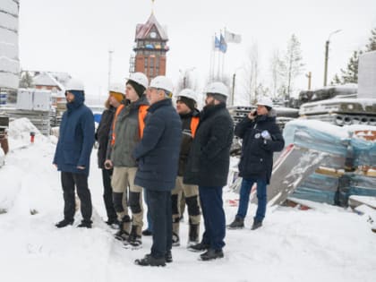 Глава Ноябрьска Алексей Романов проверил ход строительства социальных объектов