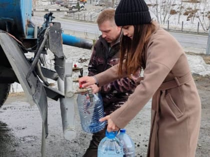Лабытнангцы доставляют воду людям старшего поколения