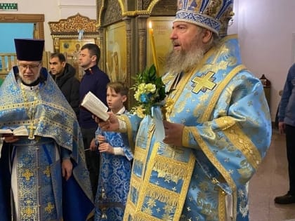 Епископ Феодосий совершил литургию в Богоявленском соборе