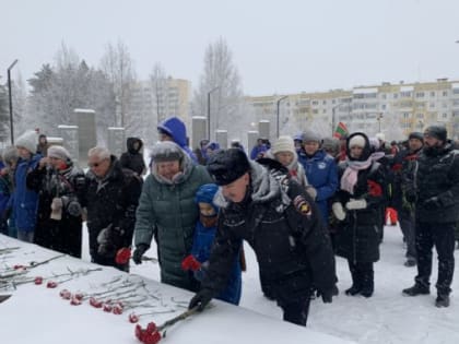 Память жива. В Ноябрьске отметили День Неизвестного Солдата