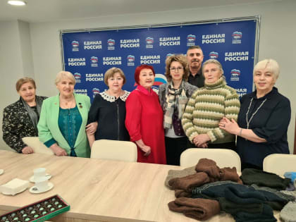 Надежда Гудкова поблагодарила рукодельниц из Ноябрьского Совета Ветеранов за участие в акции «Единой России» «Тепло для солдата»