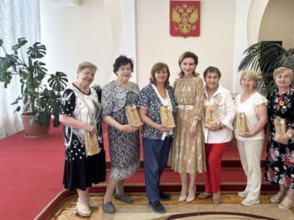 Ноябрянки серебряного возраста познакомились с секретами службы работников загса