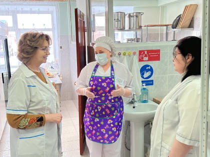 Координатор партпроекта «Здоровое питание» в ЯНАО Надежда Гудкова проверила качество школьного питания