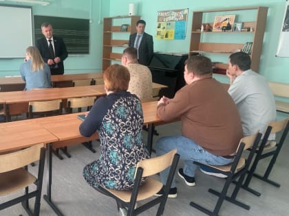 Представители ЛДПР провели встречу с коллективом школы искусств в Салехарде