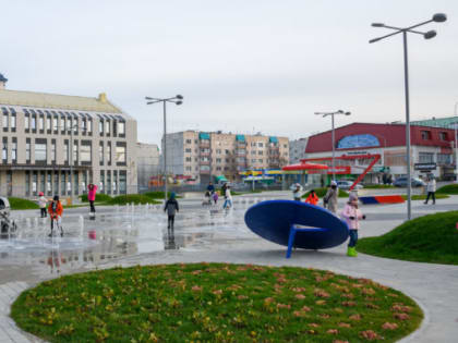 Оригинальный дизайн и необычные миниатюры. В Ноябрьске открылся новый сквер
