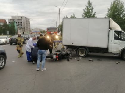 В результате ДТП ноябрьский мотоциклист получил травмы