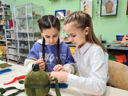 Ямальские школьники передали российским солдатам-участникам СВО мыло ручной работы и чехлы для фляг