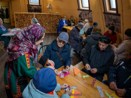 Ямальские пенсионеры накануне Дня пожилого человека изготовили северный оберег