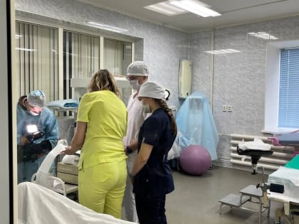 Студенты-медики практикуются на будущем месте работы