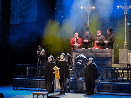 Муравленковцы посмотрели мистический спектакль «Пиковая дама»