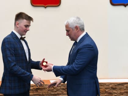 Школьные «золото» и «серебро». Лучшим выпускникам 2024 года вручили медали за успехи в учении