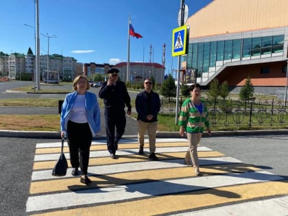 Наталия Фиголь проверила безопасность пешеходных переходов у школ и объектов культуры в Салехарде