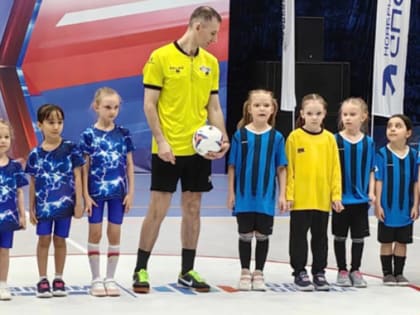 В Ноябрьске прошел турнир по мини-футболу среди сборных мам и их дочек