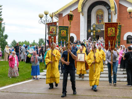 Православные жители Ноябрьска прошли крестным ходом к поклонному кресту