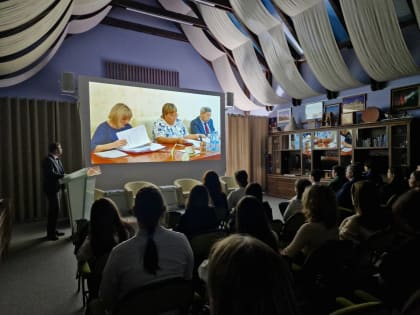 Виктор Казарин рассказал о выборах ученикам салехардского лицея