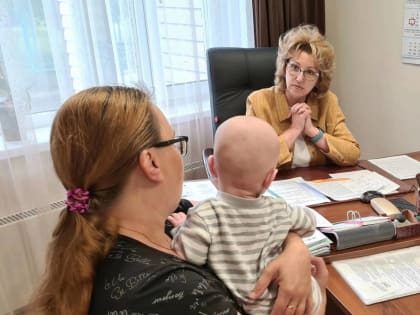 Надежда Гудкова помогает бабушке оформить отпуск по уходу за ребёнком