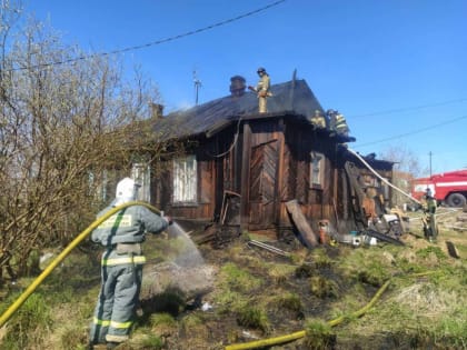Пожарные вынесли 5 газовых баллонов из горящего дома в Лабытнанги