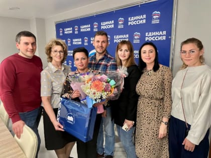 Ноябрьские единороссы поздравили с днем рождения добровольца СВО