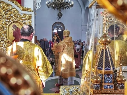 Божественная литургия в Петропавловском храме в воскресный день