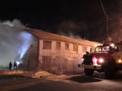 Пожарные спасли семь жильцов при пожаре в Лабытнанги