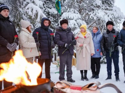 Депутаты, сторонники «Единой России» и молодогвардейцы зажгли свечи в память о героизме жителей и защитников города на Неве