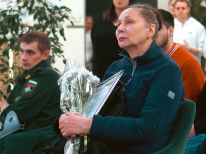 Семьям бойцов СВО из Ноябрьска вручили благодарственные письма от Минобороны РФ