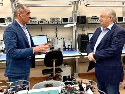 Иван Костогриз оценил работу уникальной инженерной мастерской в одной из школ Нового Уренгоя