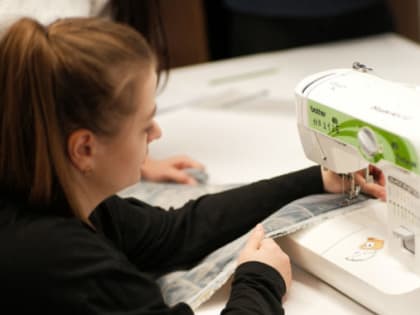 Молодежь Ноябрьска шьет для бойцов СВО антидроновые одеяла «Невидимый щит»