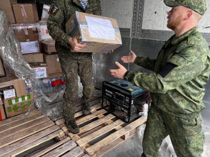 Надымчане передали участникам СВО спецоборудование и 15 коробок гумпомощи