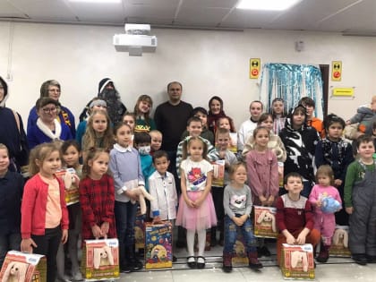 В Новом Уренгое семьи с детьми, прибывшие в северный город из ЛДНР, встретили Новый год по-ненецки