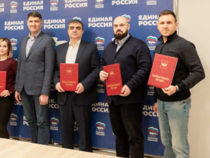 Владимир Пушкарев наградил инициативных ноябрян за заслуги в профессии