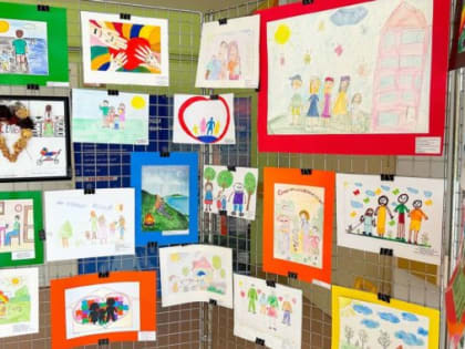 В СПИД-центре Ноябрьска юные горожане представили свои работы на выставке «Семья глазами детей»