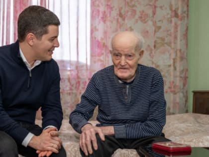Губернатор передал первую на Ямале медаль в честь 80-летия Победы ветерану Николаю Шакурову