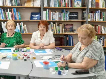 Уроки рисования и оздоровительная гимнастика: как проводят лето участники «Ямальского долголетия»